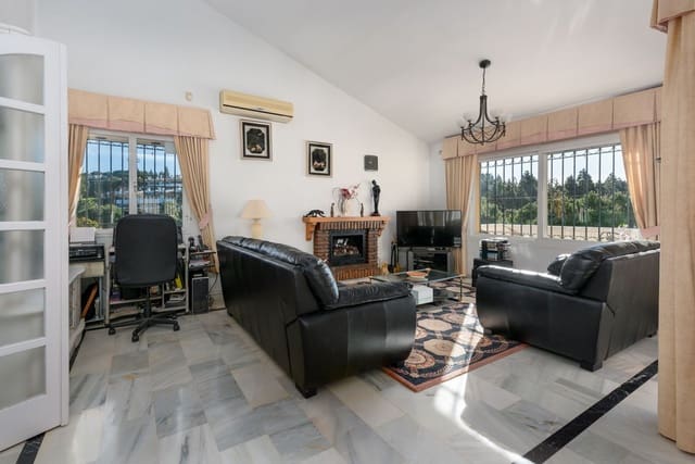 3 bedroom Villa for sale in Calahonda, Mijas - € 580,000 (Ref: 9506473)