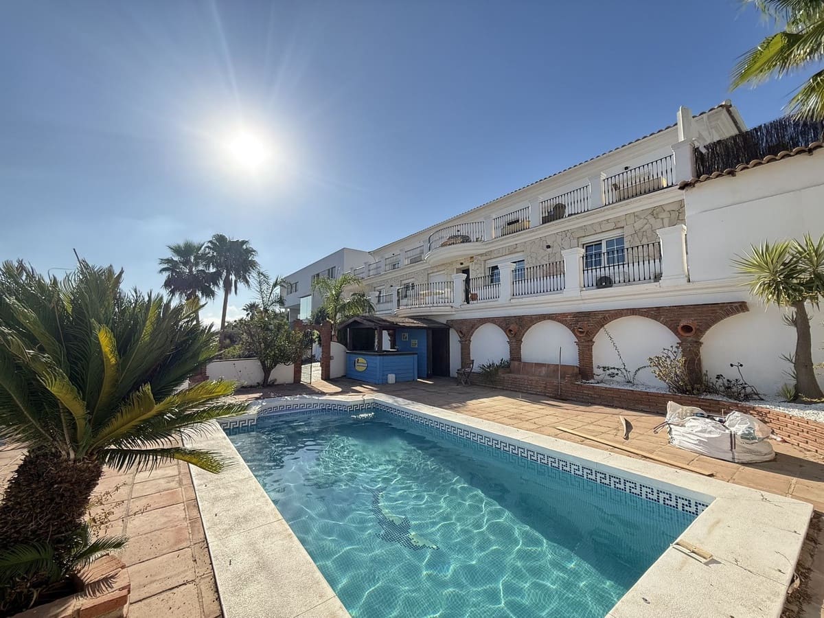 6 bedroom Villa for sale in La Cala Golf with pool garage - € 1,295,000 (Ref: 9539072)