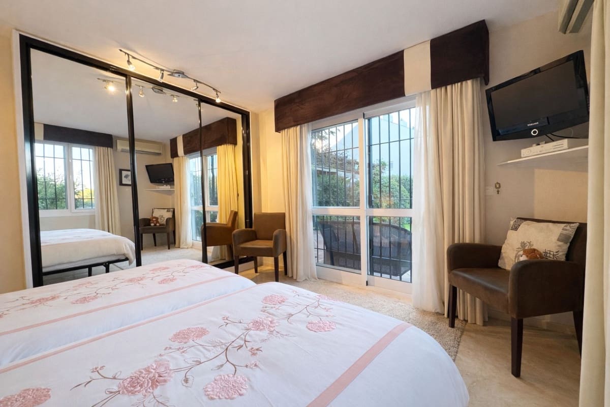 2 bedroom Apartment for sale in Mijas Golf with pool garage - € 319,000 (Ref: 9603092)