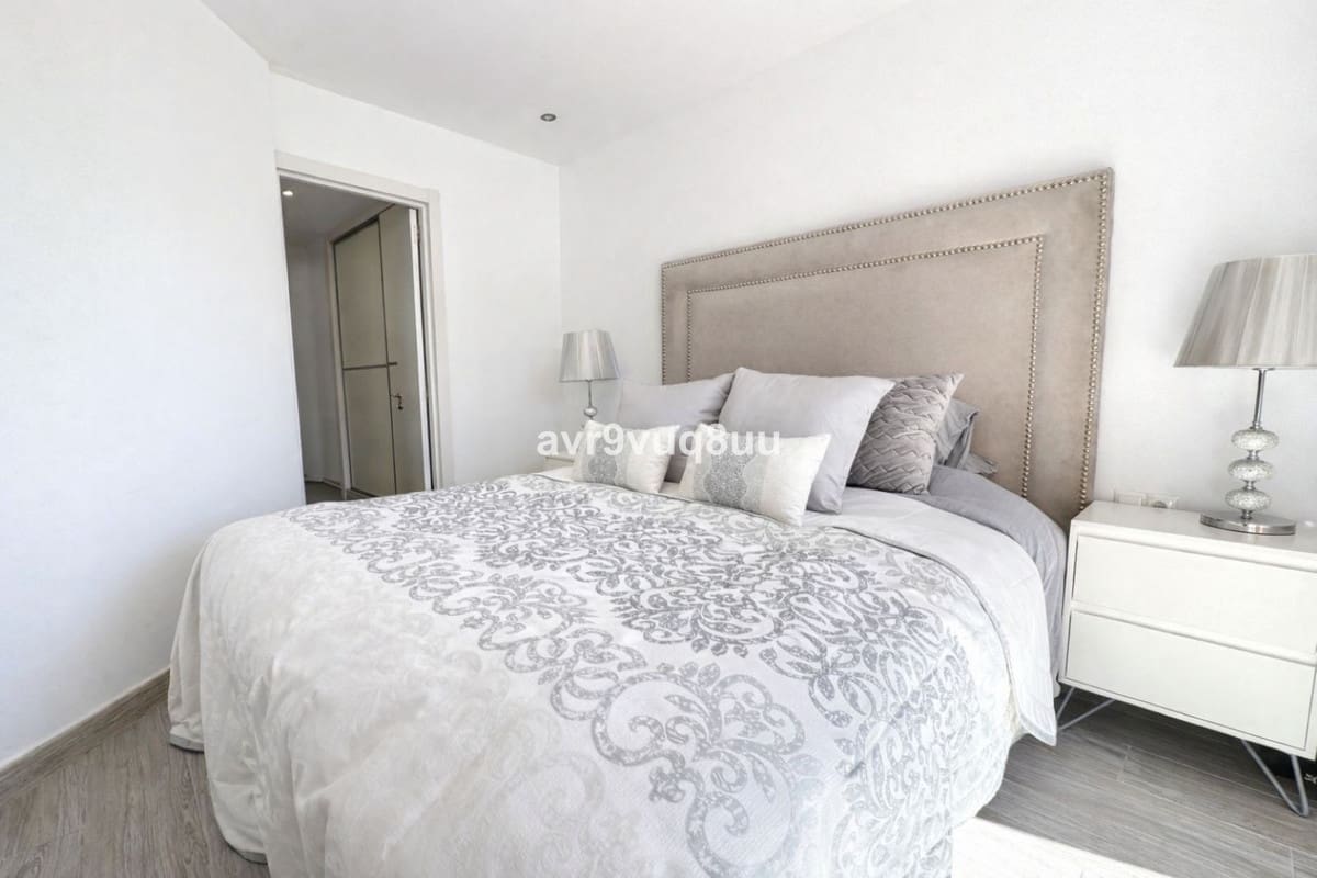 4 slaapkamer Halfvrijstaande villa te koop in Riviera del Sol met zwembad garage - € 469.950 (Ref: 9618707)