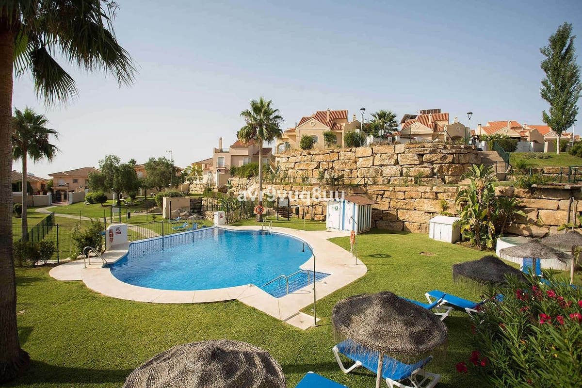 4 slaapkamer Halfvrijstaande villa te koop in Riviera del Sol met zwembad garage - € 469.950 (Ref: 9618707)