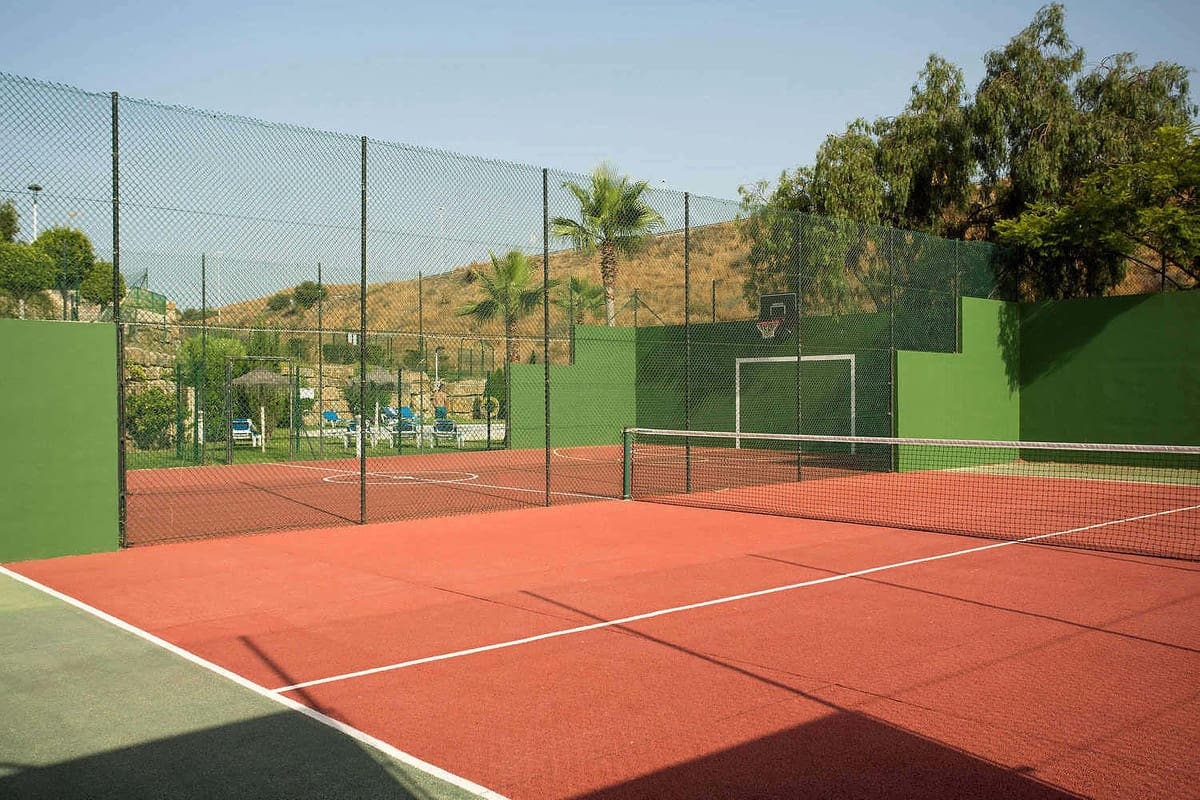 4 bedroom Semi-detached Villa for sale in Riviera del Sol with pool garage - € 469,950 (Ref: 9618707)