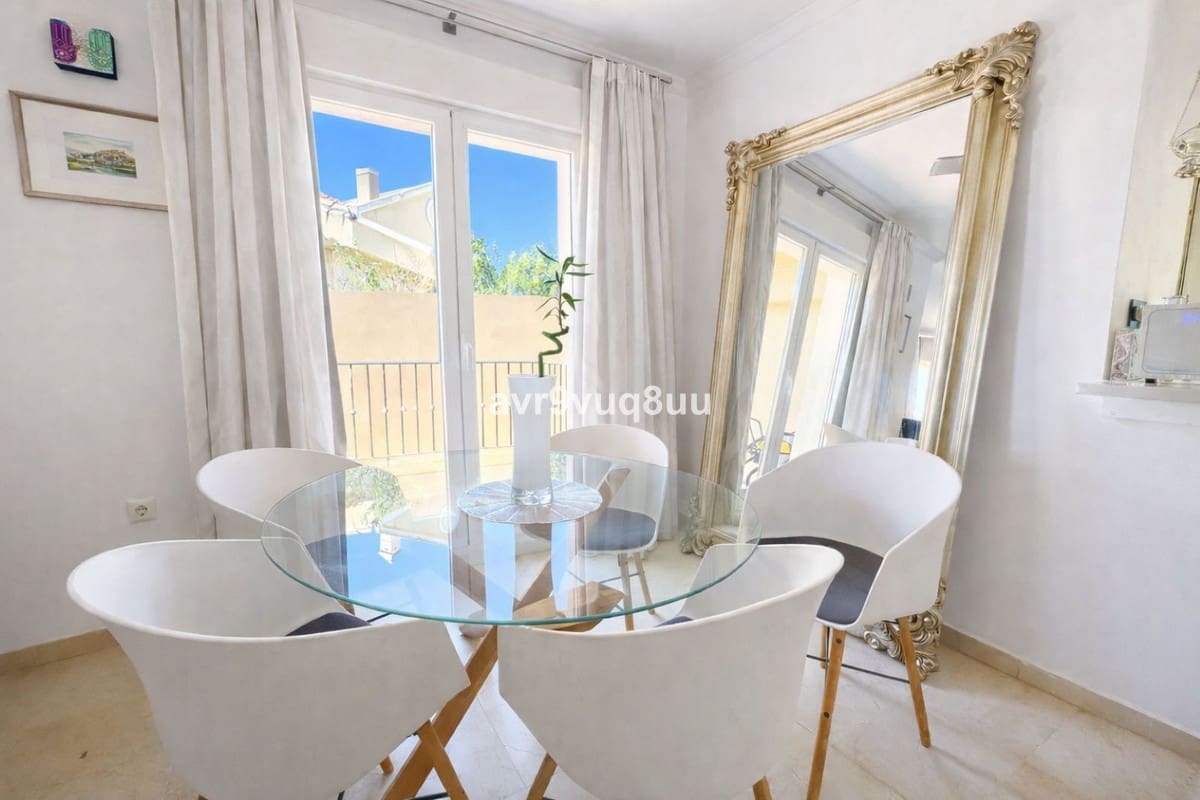 4 soveværelse Semi-Rækkehus til salg i Riviera del Sol med swimmingpool garage - € 469.950 (Ref: 9618707)