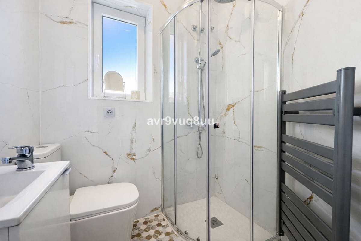 4 soveværelse Semi-Rækkehus til salg i Riviera del Sol med swimmingpool garage - € 469.950 (Ref: 9618707)