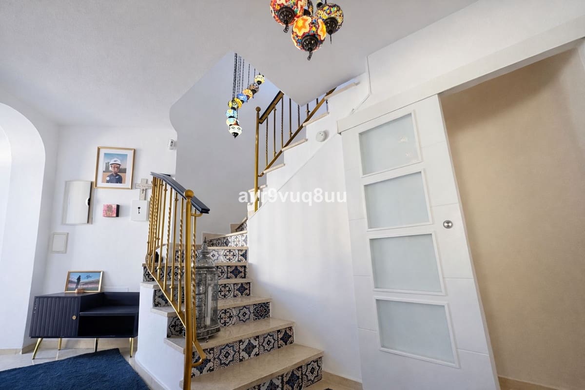 4 soveværelse Semi-Rækkehus til salg i Riviera del Sol med swimmingpool garage - € 469.950 (Ref: 9618707)