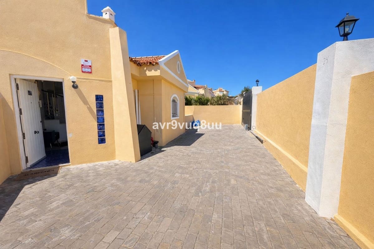 4 soveværelse Semi-Rækkehus til salg i Riviera del Sol med swimmingpool garage - € 469.950 (Ref: 9618707)