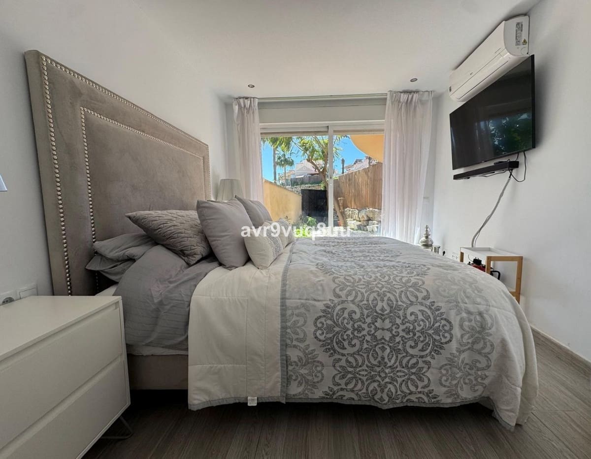 4 soveværelse Semi-Rækkehus til salg i Riviera del Sol med swimmingpool garage - € 469.950 (Ref: 9618707)