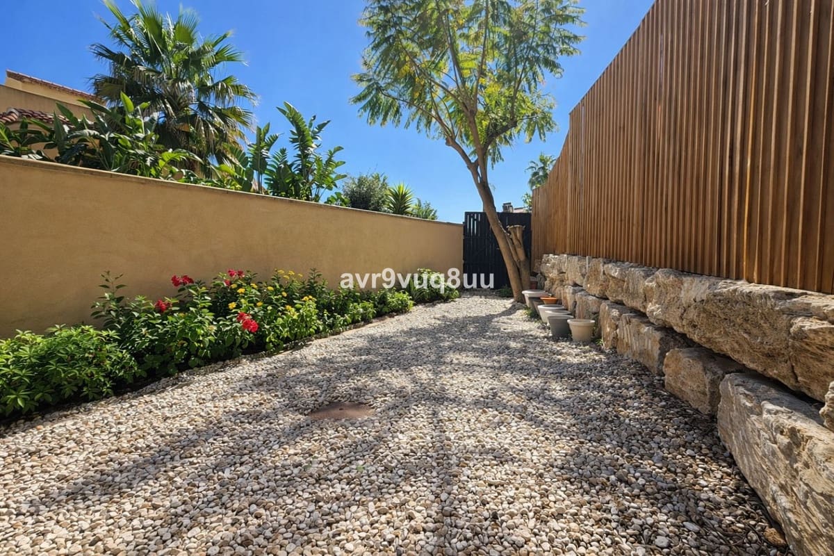 4 soveværelse Semi-Rækkehus til salg i Riviera del Sol med swimmingpool garage - € 469.950 (Ref: 9618707)