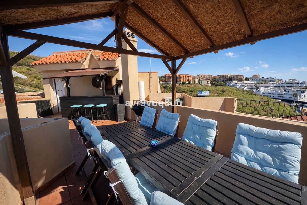 4 soveværelse Semi-Rækkehus til salg i Riviera del Sol med swimmingpool garage - € 469.950 (Ref: 9618707)