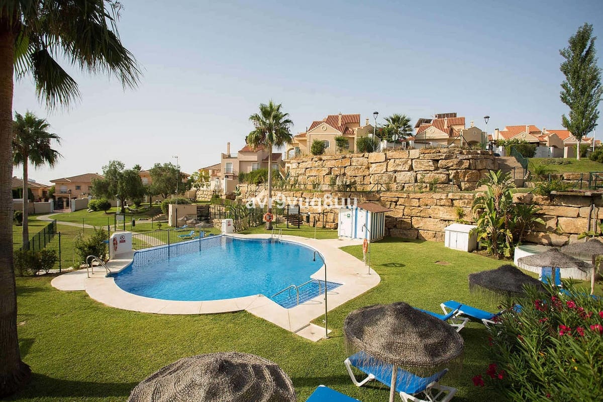 4 soveværelse Semi-Rækkehus til salg i Riviera del Sol med swimmingpool garage - € 469.950 (Ref: 9618707)