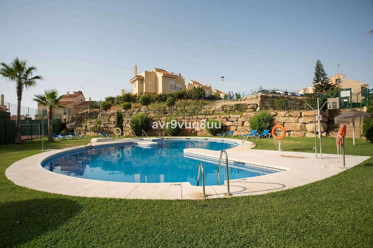4 soveværelse Semi-Rækkehus til salg i Riviera del Sol med swimmingpool garage - € 469.950 (Ref: 9618707)