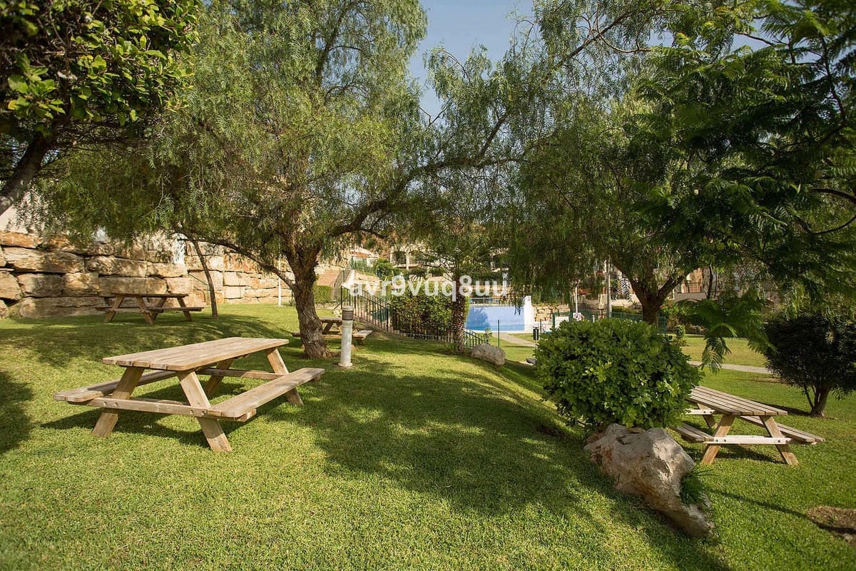 4 soveværelse Semi-Rækkehus til salg i Riviera del Sol med swimmingpool garage - € 469.950 (Ref: 9618707)