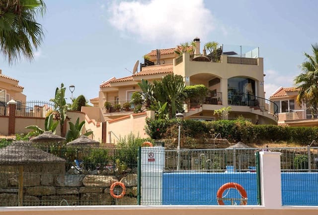 4 soverom Kjedet enebolig til salgs i Riviera del Sol, Mijas med svømmebasseng garasje - € 469 950 (Ref: 9618707)