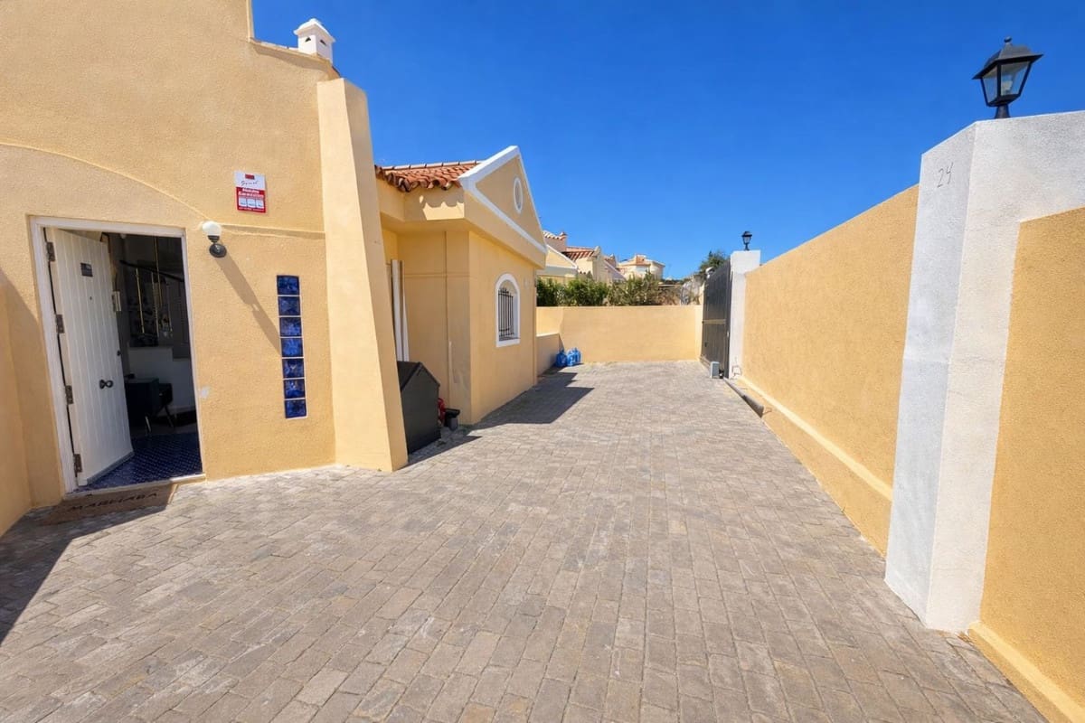 4 soveværelse Semi-Rækkehus til salg i Riviera del Sol med swimmingpool garage - € 449.950 (Ref: 9618707)