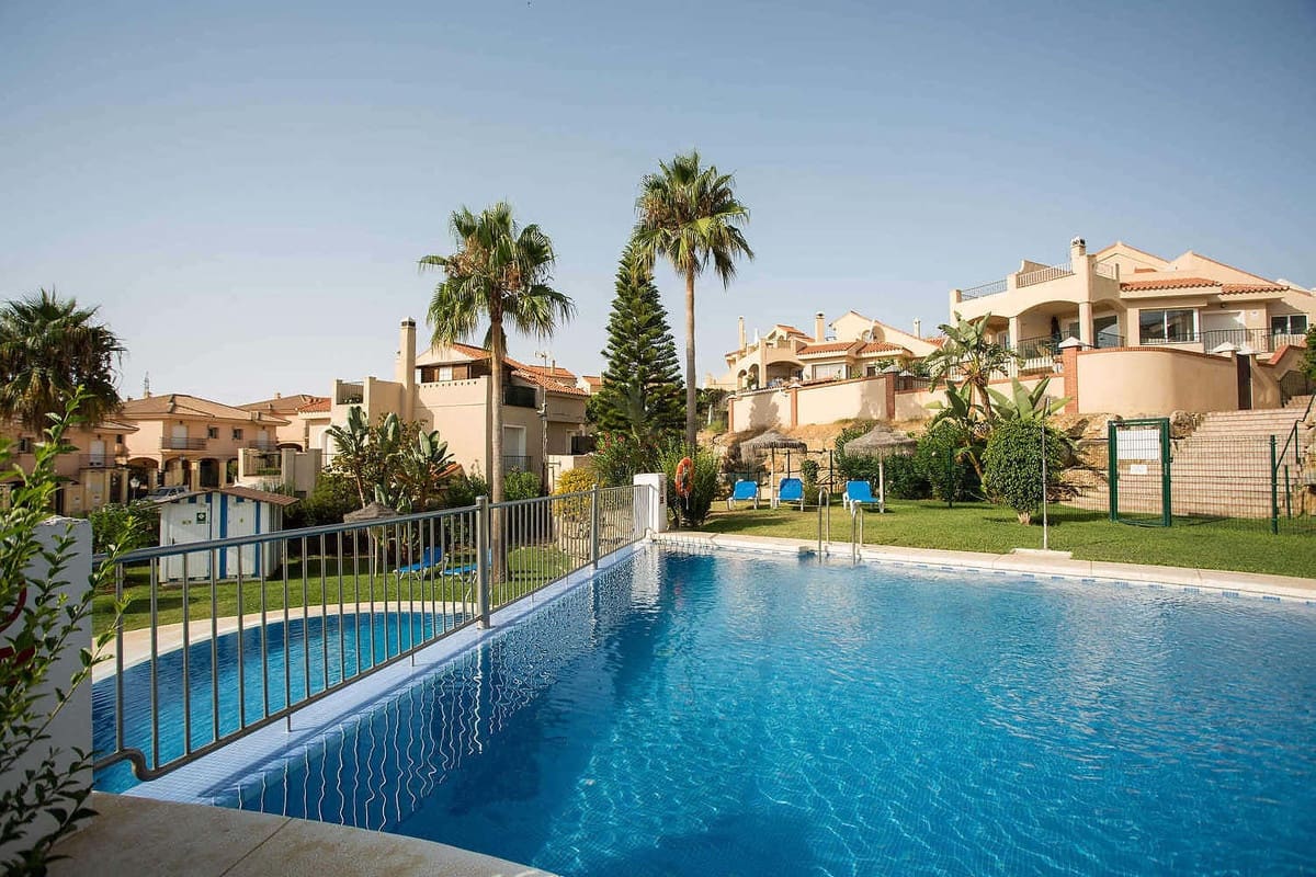 4 soveværelse Semi-Rækkehus til salg i Riviera del Sol med swimmingpool garage - € 449.950 (Ref: 9618707)