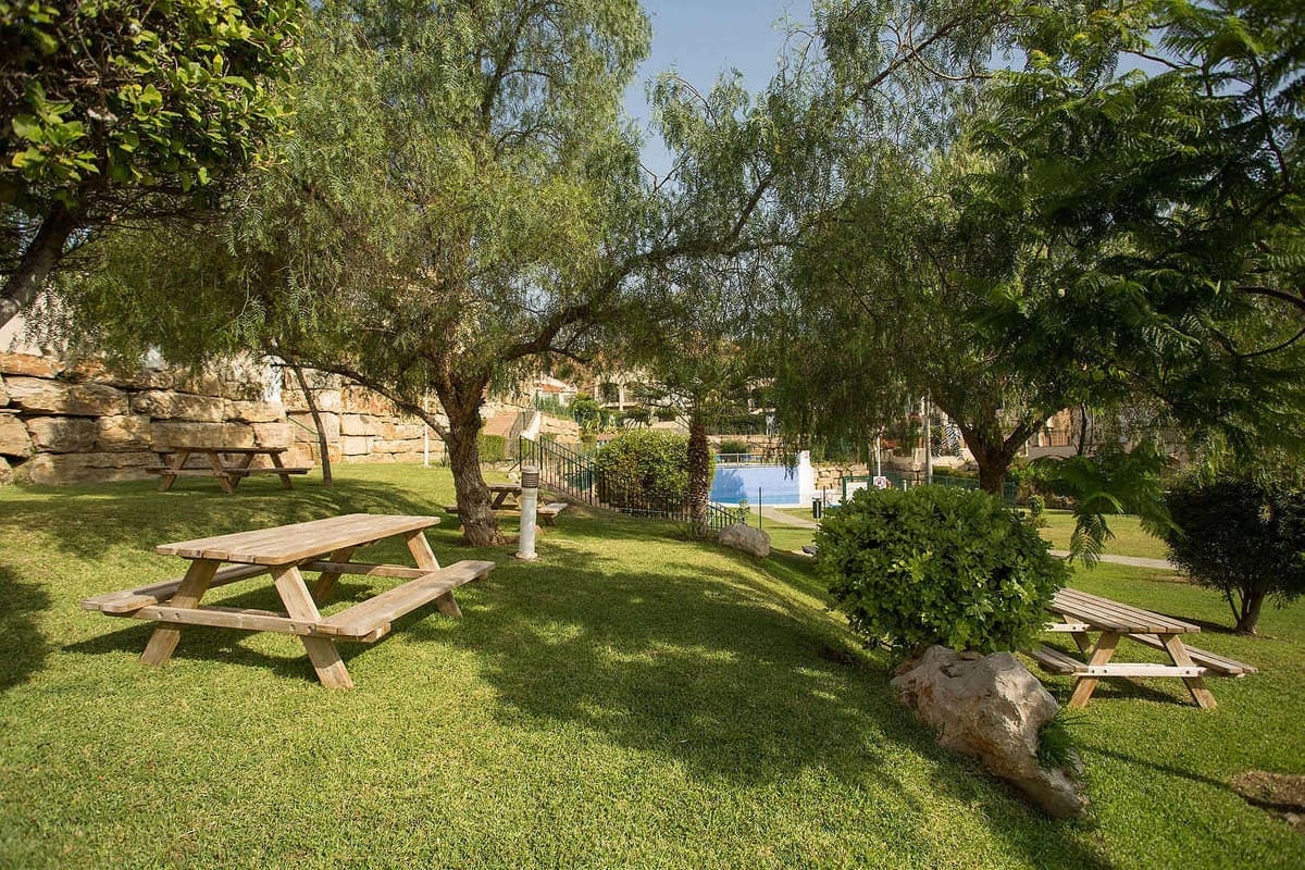 4 soveværelse Semi-Rækkehus til salg i Riviera del Sol med swimmingpool garage - € 449.950 (Ref: 9618707)