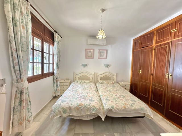 5 slaapkamer Villa te koop in El Rosario, Marbella met zwembad - € 950.000 (Ref: 9628316)