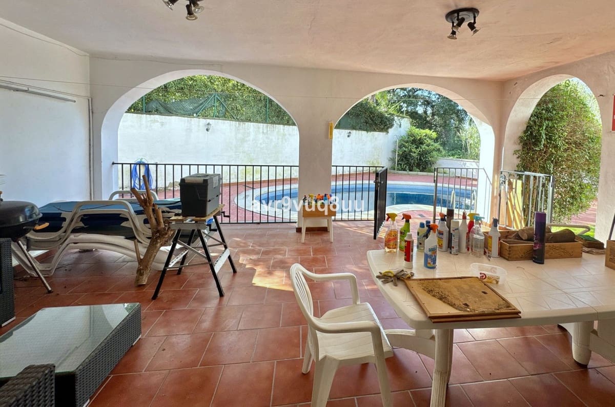 5 bedroom Villa for sale in El Rosario with pool - € 950,000 (Ref: 9628316)