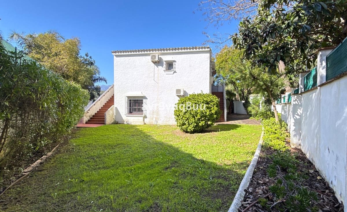 5 bedroom Villa for sale in El Rosario with pool - € 950,000 (Ref: 9628316)