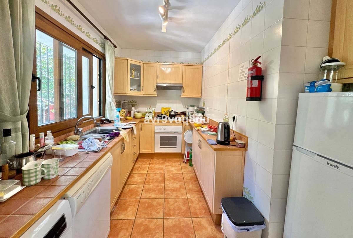5 bedroom Villa for sale in El Rosario with pool - € 950,000 (Ref: 9628316)