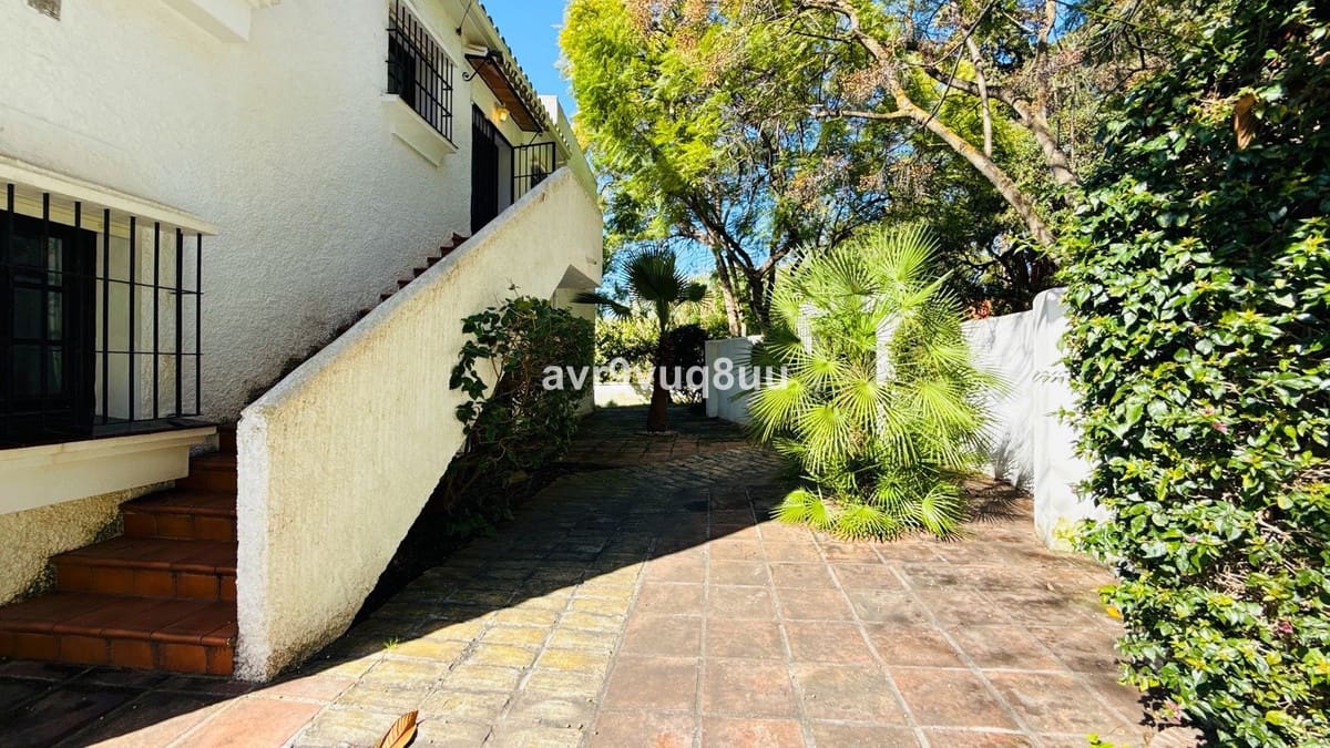 5 bedroom Villa for sale in El Rosario with pool - € 950,000 (Ref: 9628316)