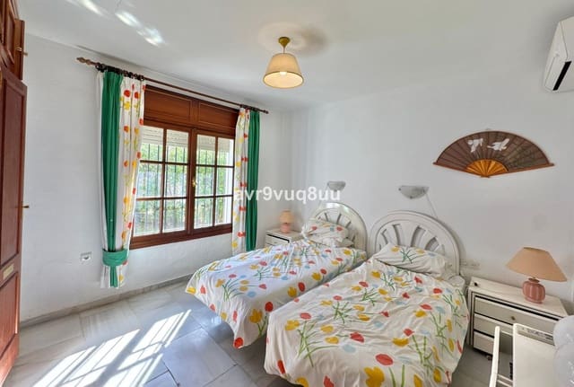 5 soverom Villa til salgs i El Rosario, Marbella med svømmebasseng - € 950 000 (Ref: 9628316)