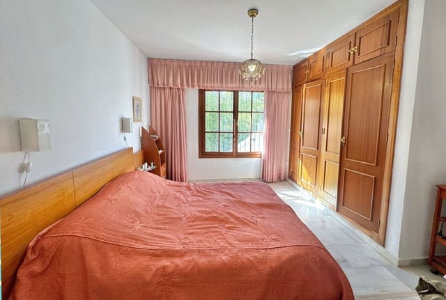 5 quarto Moradia para venda em El Rosario, Marbella com piscina - 950 000 € (Ref: 9628316)