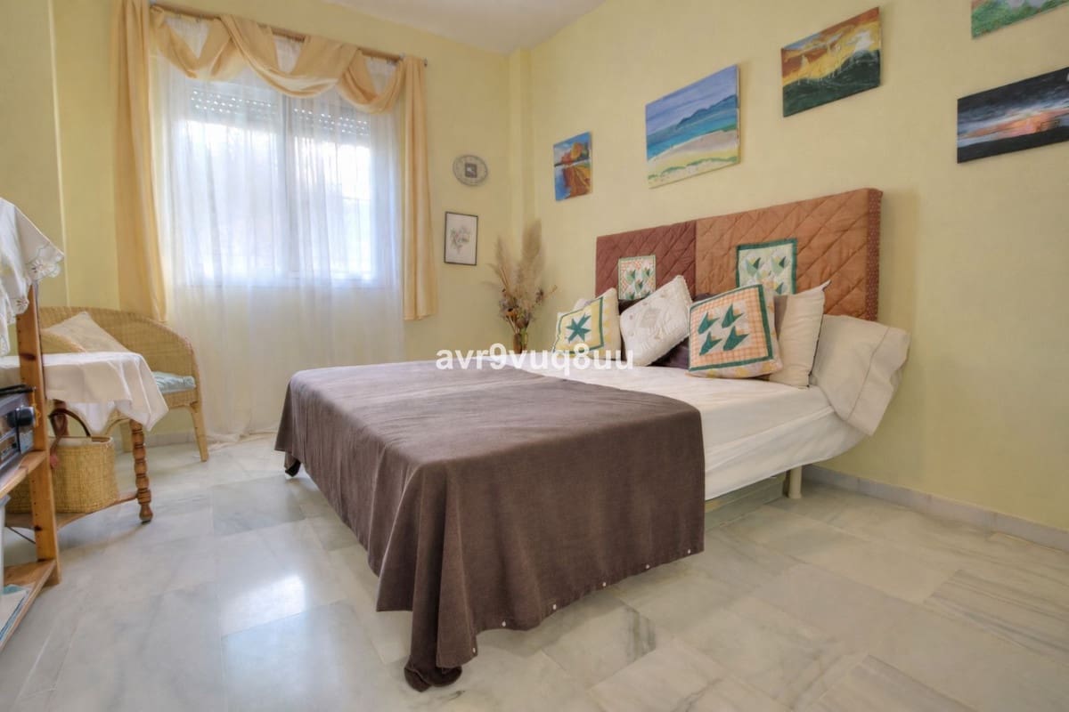 3 bedroom Apartment for sale in Miraflores with pool garage - € 395,000 (Ref: 9683291)