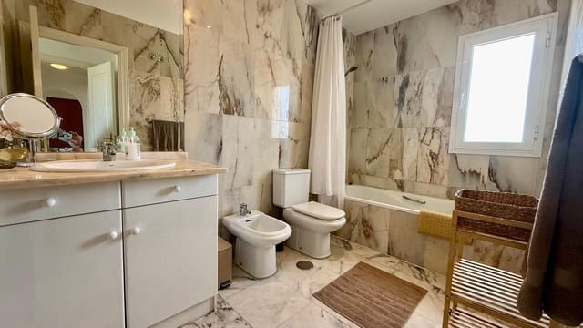 2 makuuhuone Kattohuoneisto myytävänä paikassa La Cala de Mijas, Mijas mukana uima-altaan 
autotalli - 695 000 € (Ref: 9798198)