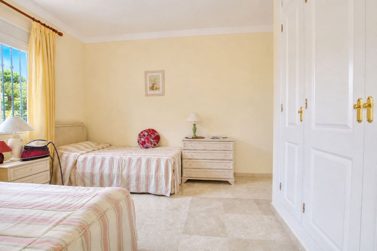 2 soveværelse Lejlighed til salg i Mijas Golf med swimmingpool garage - € 359.000 (Ref: 9813632)