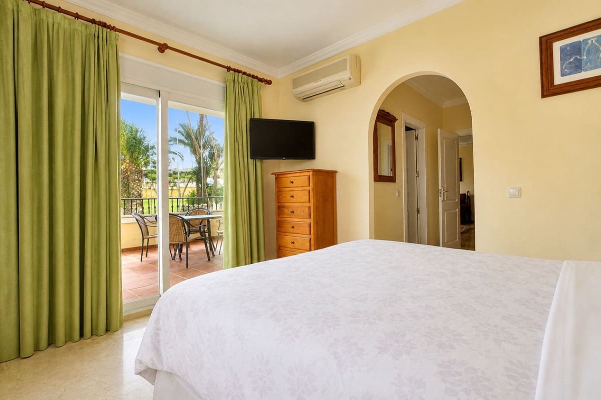 2 soveværelse Lejlighed til salg i Mijas Golf med swimmingpool garage - € 359.000 (Ref: 9813632)