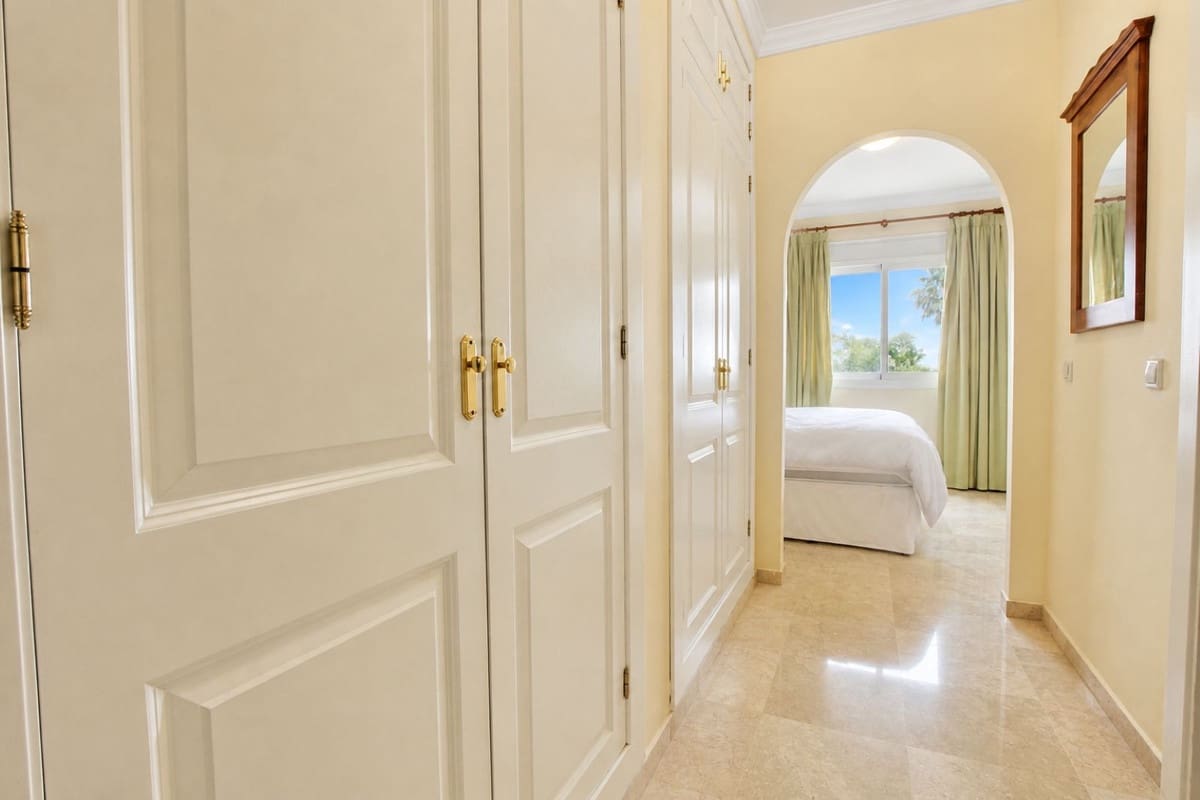 2 soveværelse Lejlighed til salg i Mijas Golf med swimmingpool garage - € 359.000 (Ref: 9813632)