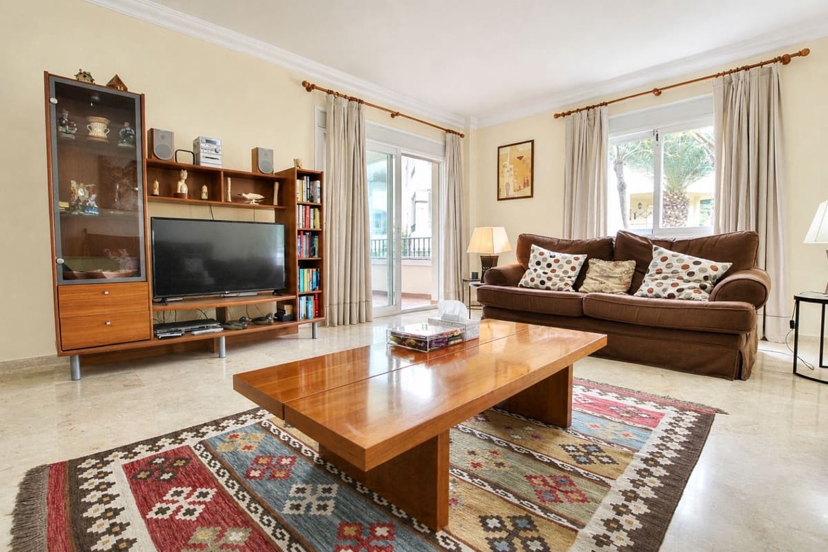 2 soveværelse Lejlighed til salg i Mijas Golf med swimmingpool garage - € 359.000 (Ref: 9813632)