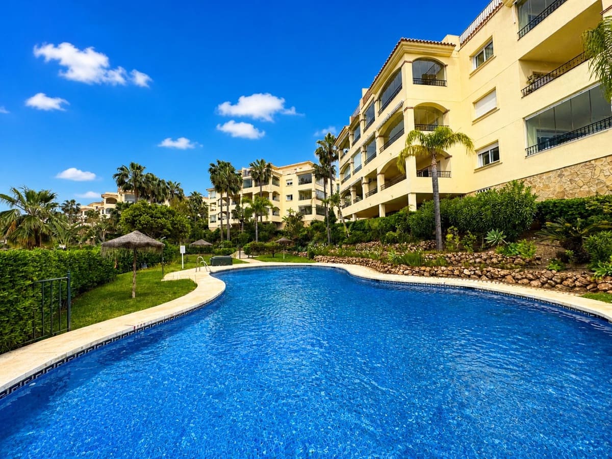 2 soveværelse Lejlighed til salg i Mijas Golf med swimmingpool garage - € 359.000 (Ref: 9813632)