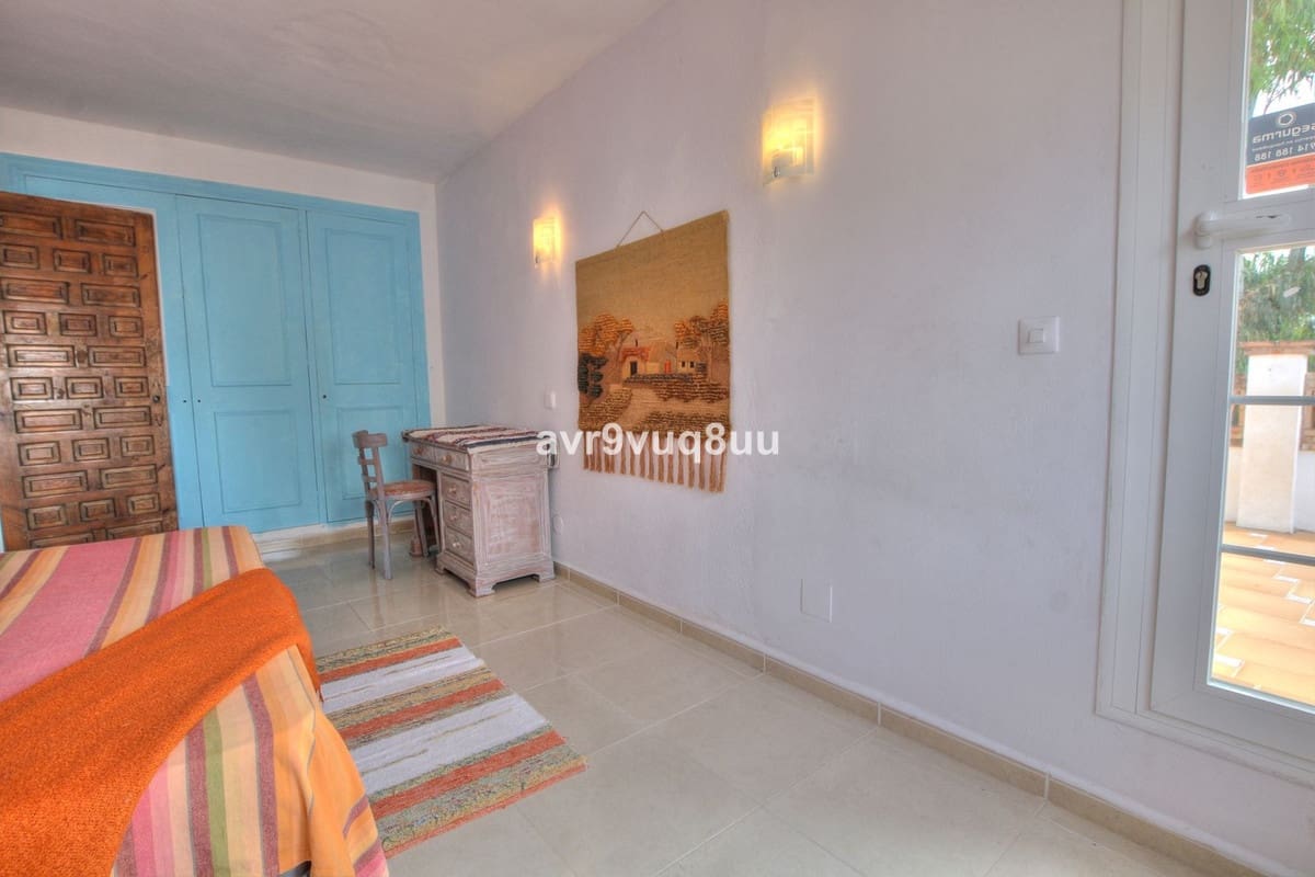 4 bedroom Semi-detached Villa for sale in Calypso with pool garage - € 449,950 (Ref: 9824222)