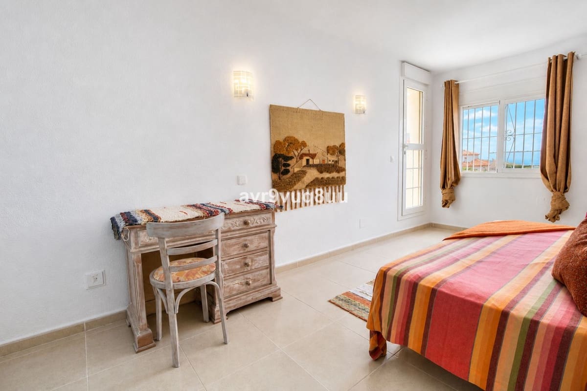 4 bedroom Semi-detached Villa for sale in Calypso with pool garage - € 449,950 (Ref: 9824222)