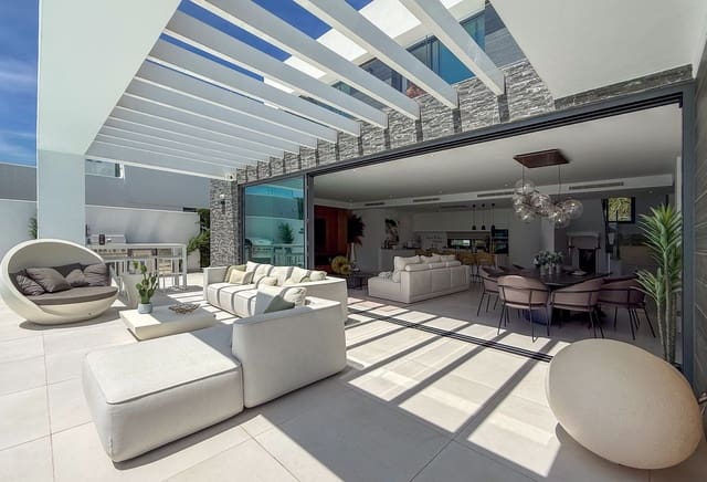 5 soveværelse Villa til salg i Cabopino, Marbella - € 2.795.000 (Ref: 9829834)