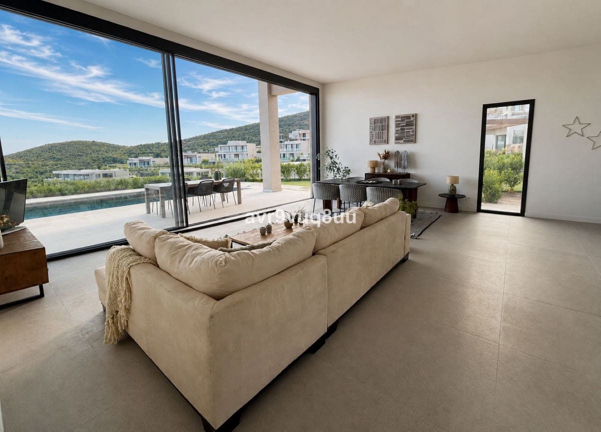 3 bedroom Villa for sale in Benahavis with pool garage - € 1,975,000 (Ref: 9843775)