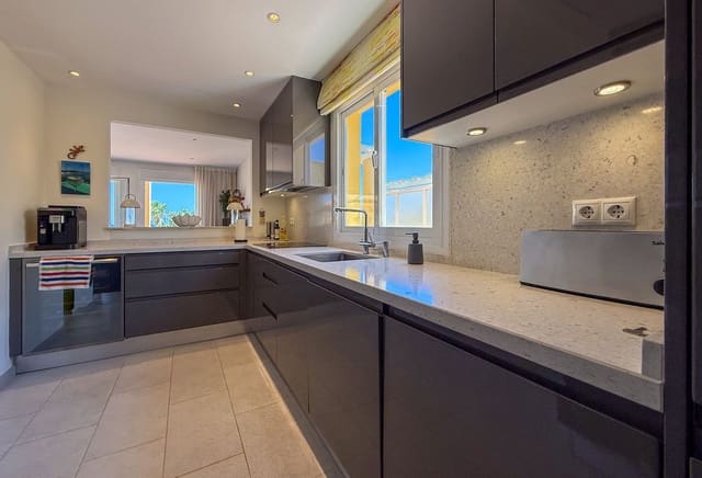 2 soveværelse Penthouse til salg i La Cala de Mijas, Mijas med swimmingpool garage - € 1.250.000 (Ref: 9844411)