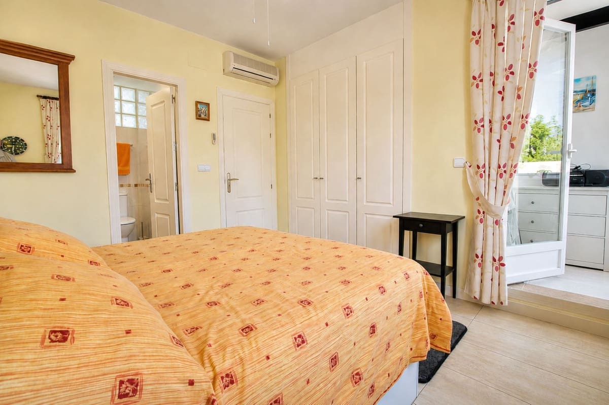 2 soveværelse Byhus til salg i Mijas Costa med swimmingpool garage - € 349.950 (Ref: 9858698)