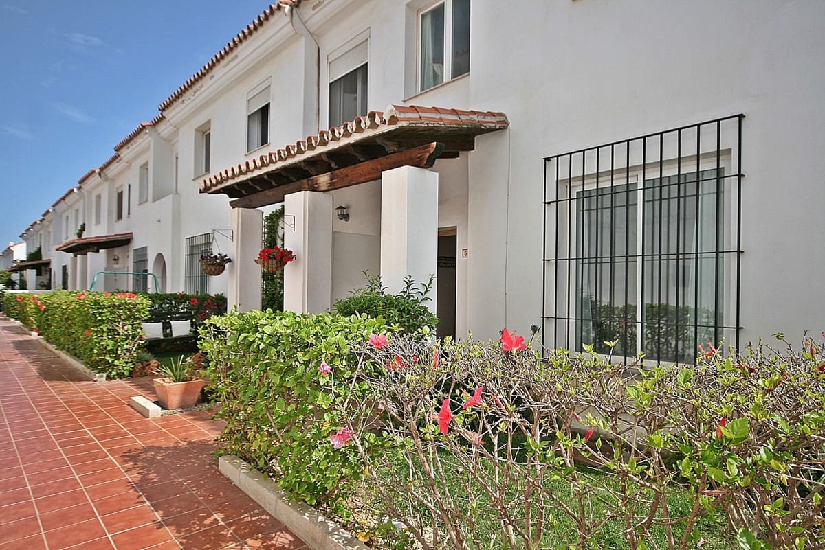 2 soveværelse Byhus til salg i Mijas Costa med swimmingpool garage - € 349.950 (Ref: 9858698)