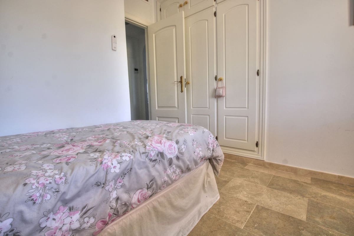 2 soverom Leilighet til salgs i El Faro med svømmebasseng garasje - € 395 000 (Ref: 9858881)