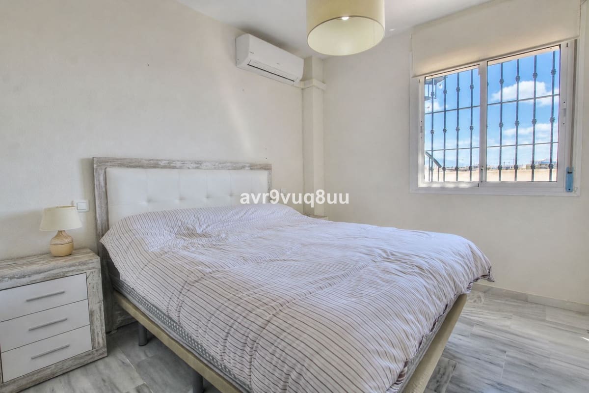 2 bedroom Penthouse for sale in Malaga city with pool - € 289,000 (Ref: 9880237)