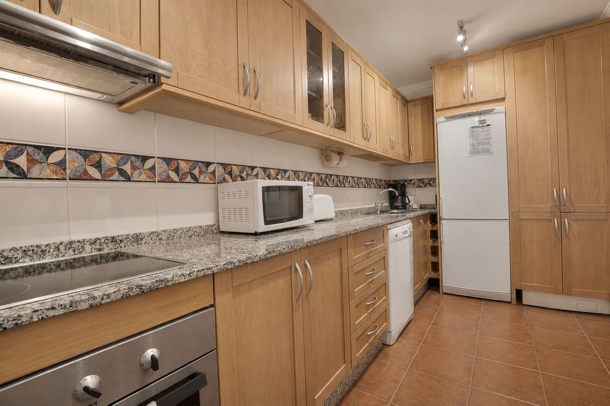 2 slaapkamer Appartement te koop in Elviria met zwembad garage - € 315.000 (Ref: 9916265)