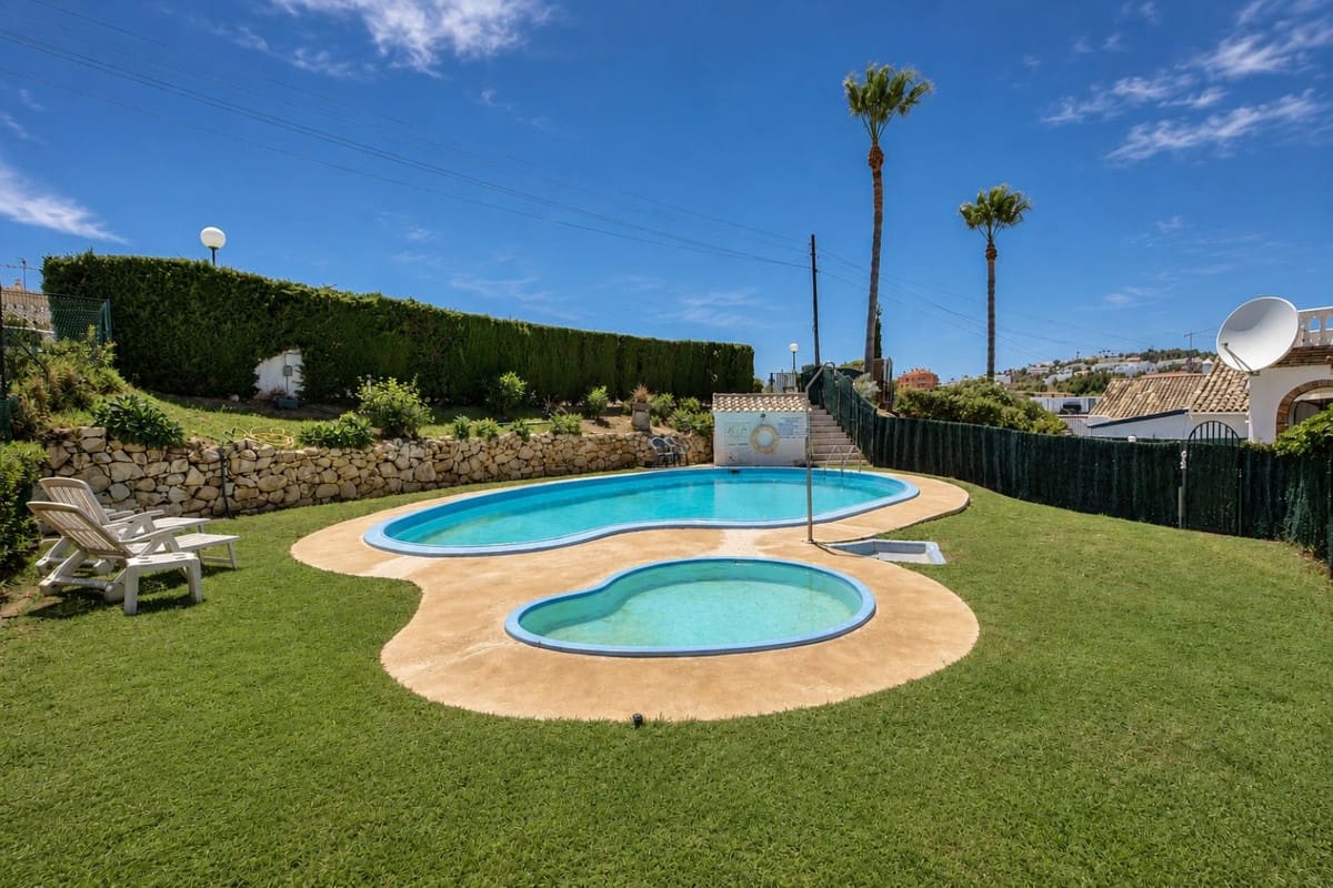 2 bedroom Villa for sale in El Faro with pool garage - € 425,000 (Ref: 9928496)
