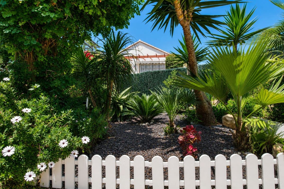 2 bedroom Villa for sale in El Faro with pool garage - € 425,000 (Ref: 9928496)