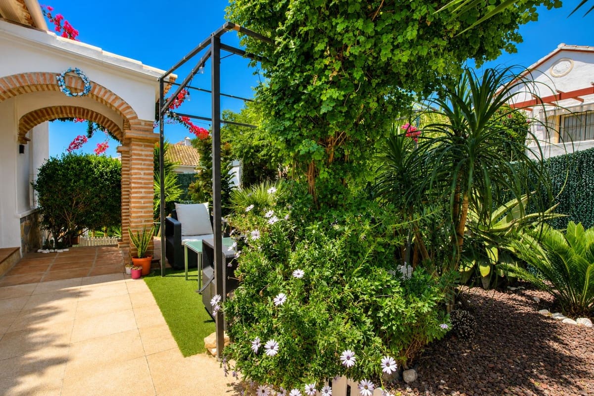 2 bedroom Villa for sale in El Faro with pool garage - € 425,000 (Ref: 9928496)