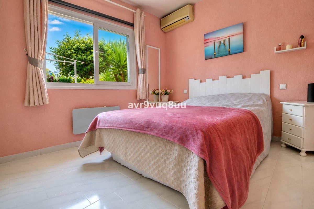 2 Zimmer Villa zu verkaufen in El Faro mit Pool Garage - 415.000 € (Ref: 9928496)