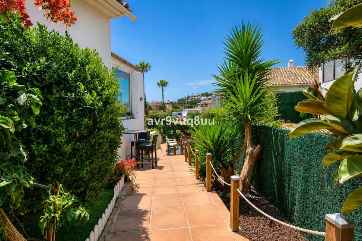 2 Zimmer Villa zu verkaufen in El Faro mit Pool Garage - 415.000 € (Ref: 9928496)