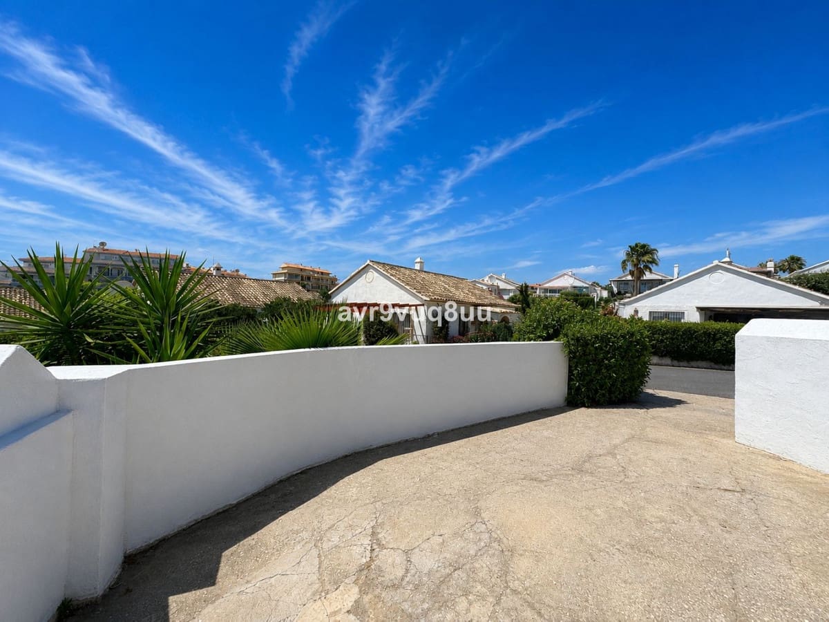 2 Zimmer Villa zu verkaufen in El Faro mit Pool Garage - 415.000 € (Ref: 9928496)